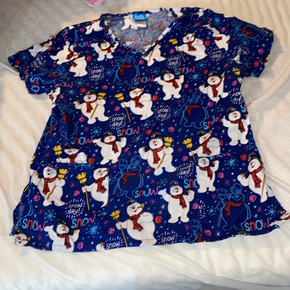 Woman’s Frosty the Snowman scrub top size medium
